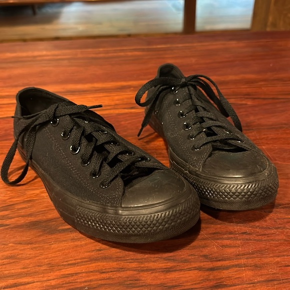 Black converse. Like New. Size 8.5 Women’s or 6.5 Men’s. - Picture 1 of 4